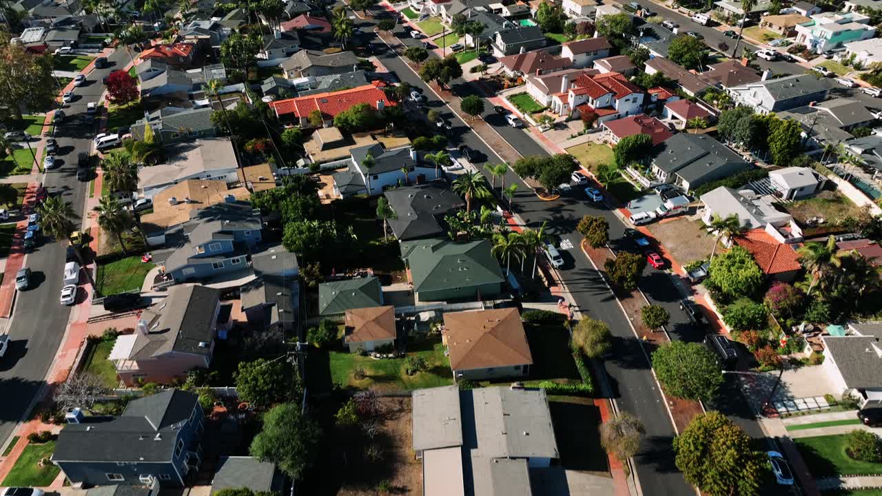 vista aérea de la ciudad costera de san clemente con bonitas casas lujosas y ricas antes del atardecer
