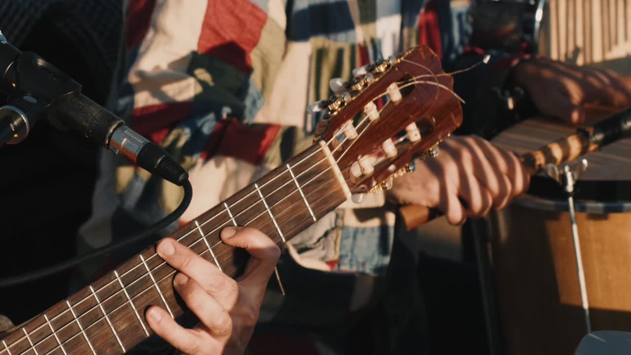 Artisti di strada con musica tradizionale, periodo estivo. 4K.