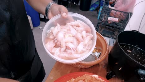 un chef está preparando tacos de pescado