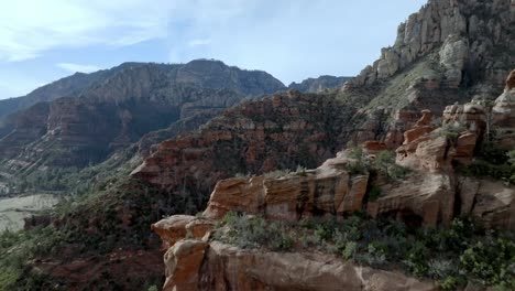 Red-rock-mountains-and-buttes-in-Sedona,-Arizona-with-drone-video-moving-low-and-forward