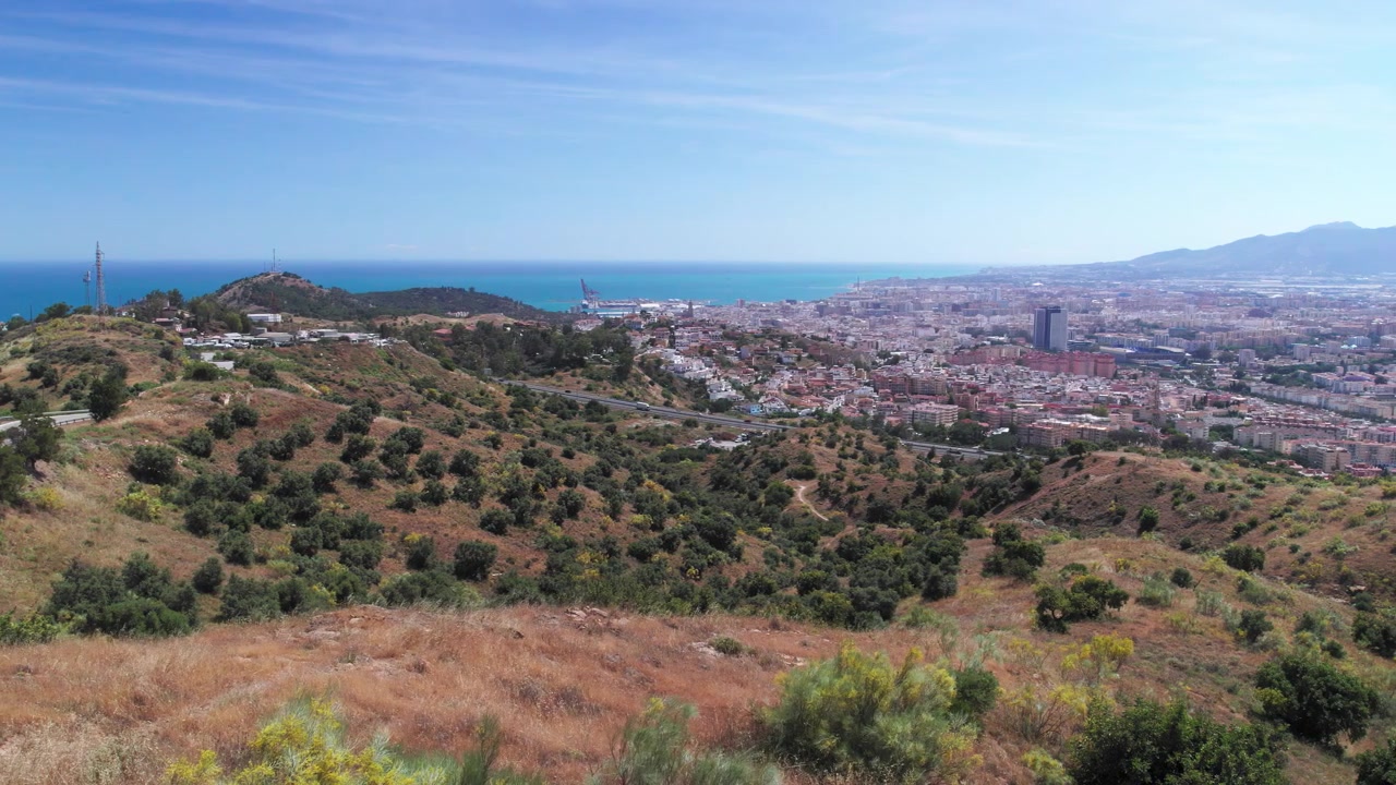 Malagan ympäristö, panoraamanäkymä kaupunkiin päivällä, Andalusia, Espanja