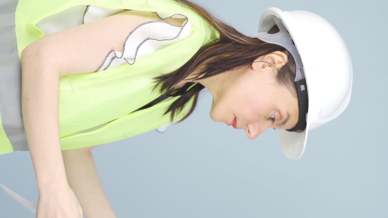 엔지니어의 수직 비디오는 그녀가 들은 뉴스를 승인합니다.