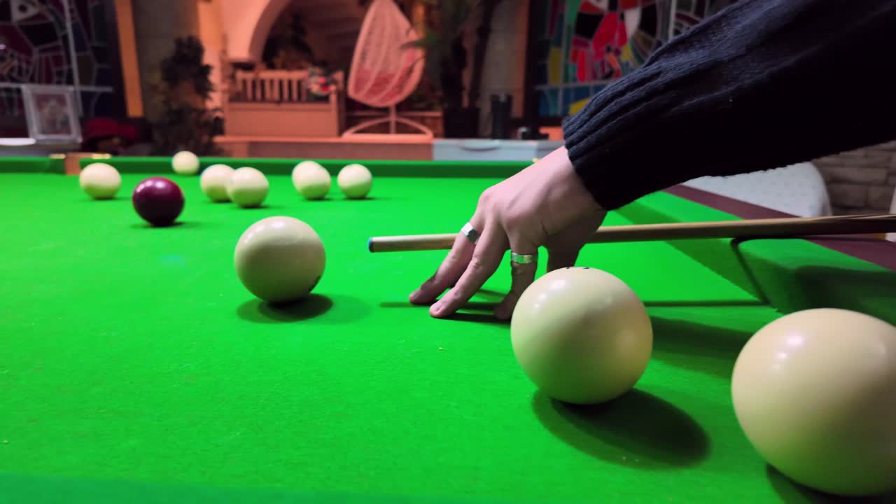 Billard en mouvement : une bille tournante ajoute de l'excitation au jeu