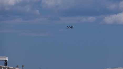 avión de combate f18 aterrizando en el aeropuerto