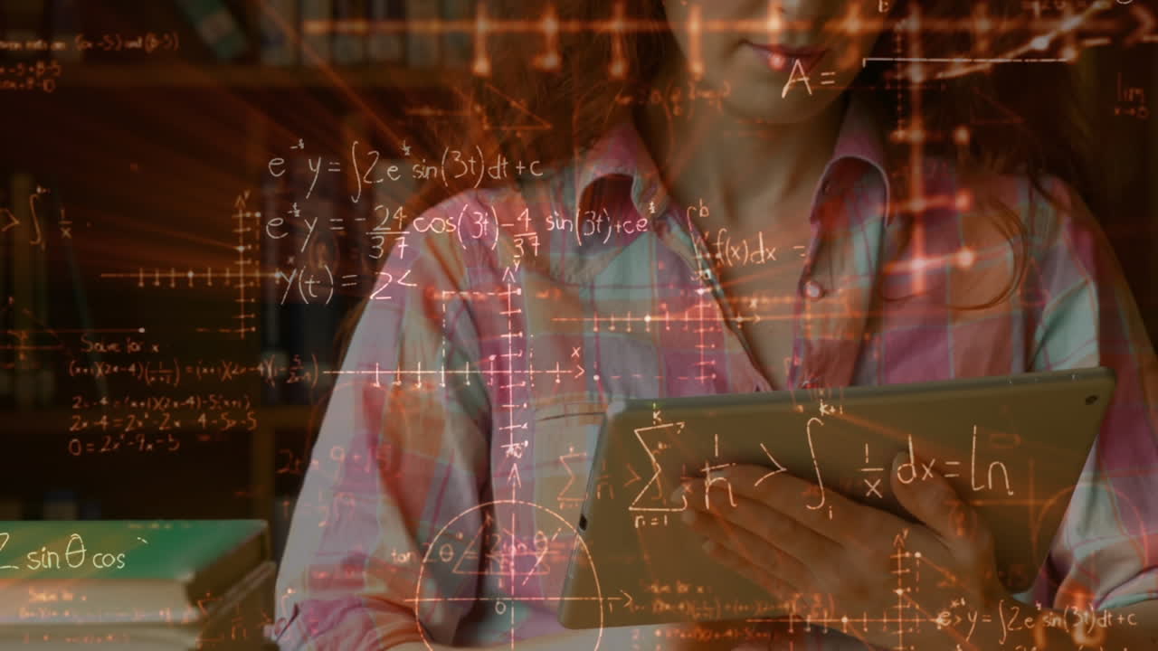 vista frontal del maestro usando una tableta digital en una biblioteca