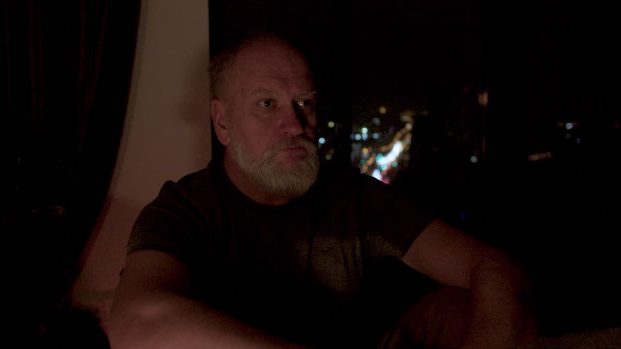 anciano cerca de la ventana