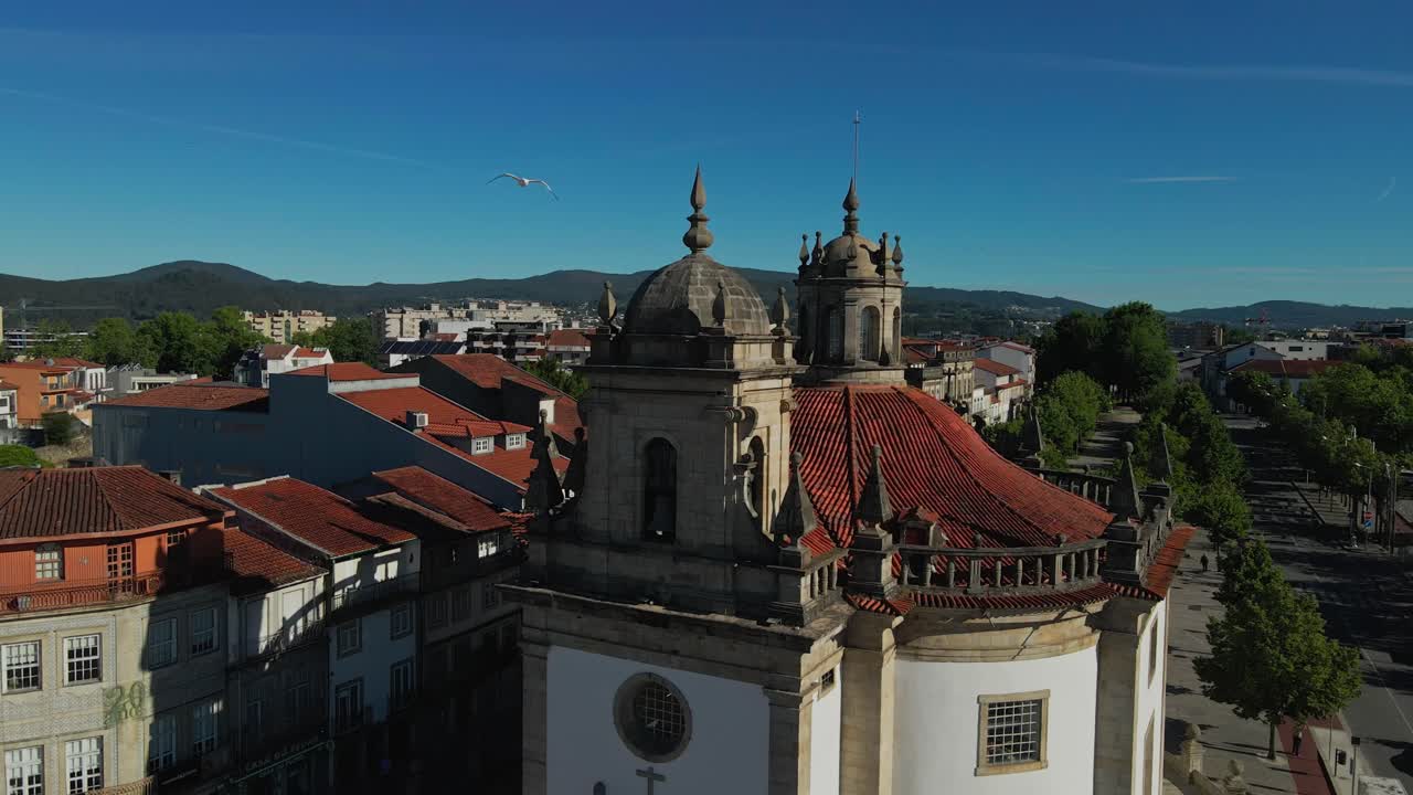 Luftfoto af en kirke i en portugisisk by