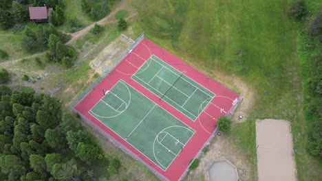 Tennis--Und-Basketballplätze-Im-Freien-Eines-Sommercamps-Im-Wald