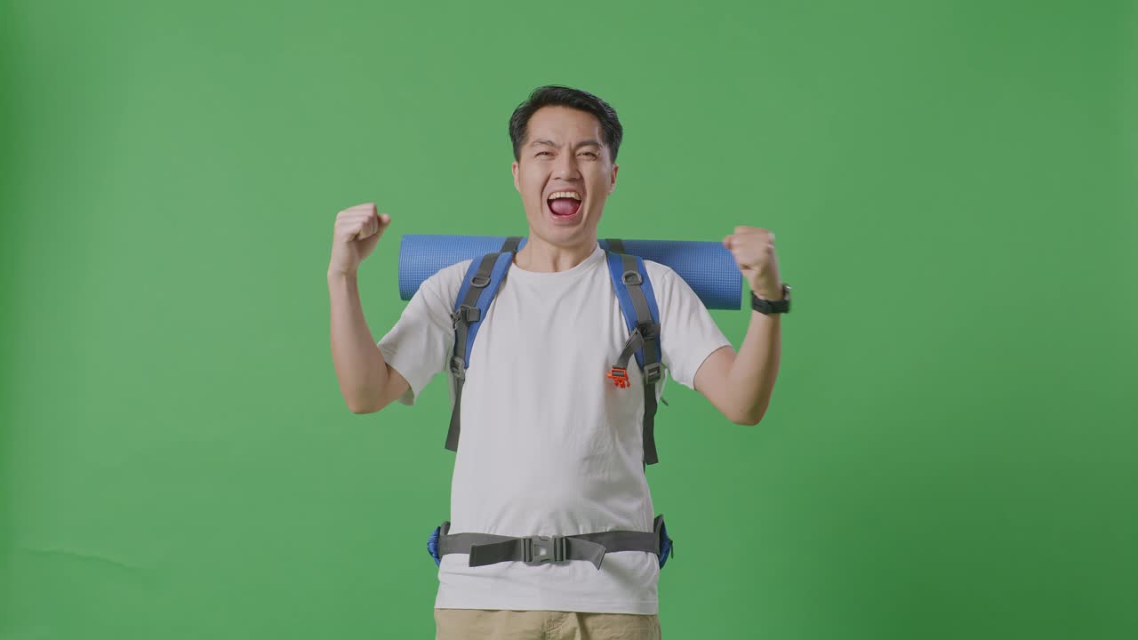 un viajero feliz con una mochila.