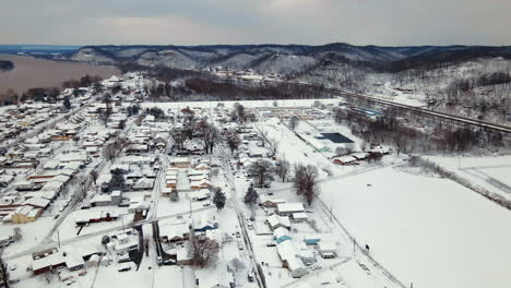 Vista-Aérea-De-Ironton-Cubierto-De-Nieve,-Ohio,-El-Río-Ohio-Y-Los-Apalaches