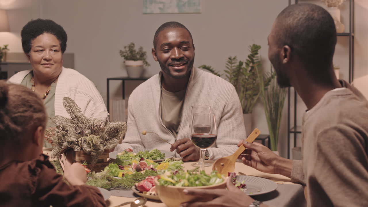 Famille célébrant avec un délicieux dîner