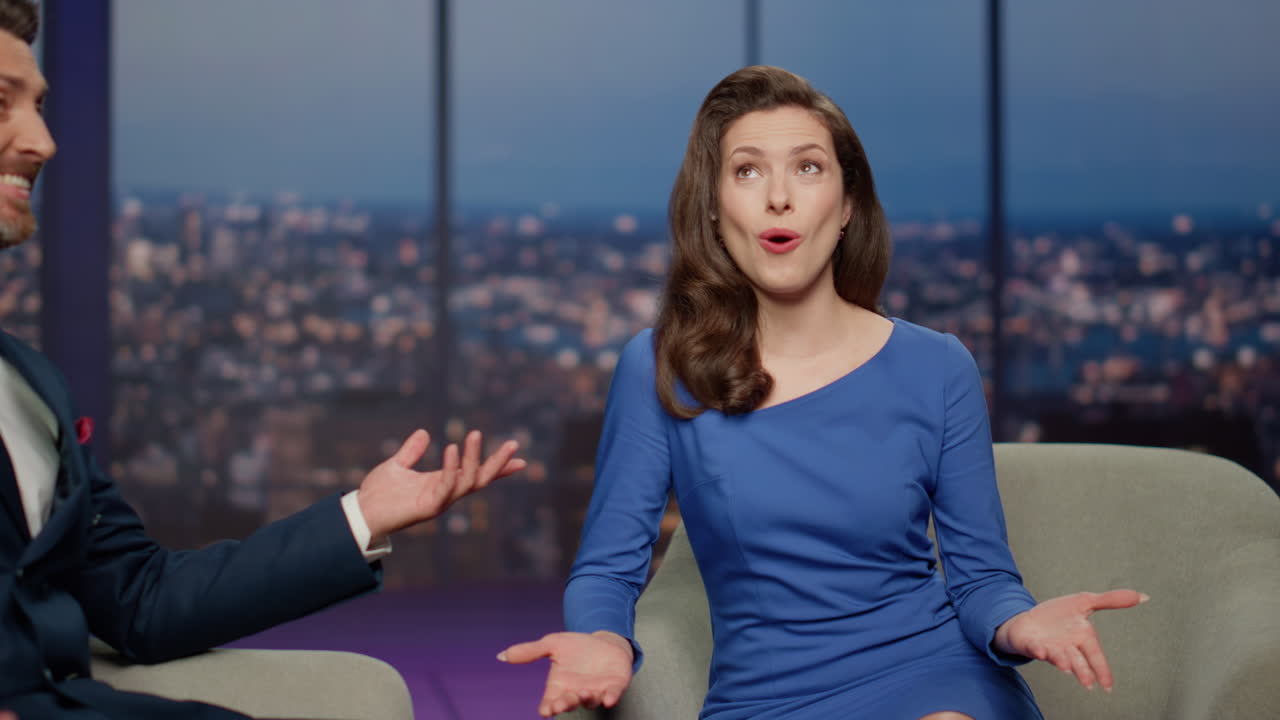 anfitriona emocionada hablando con un invitado discutiendo eventos diarios de cerca.