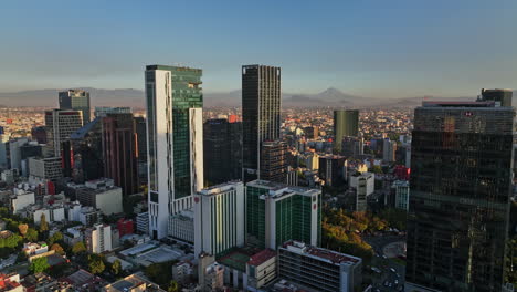 Antena-De-La-Ciudad-De-México-V18-Cinemático-Sobrevuelo-Inverso-Colonia-Cuauhtémoc-Que-Captura-El-Rápido-Desarrollo-Del-Paisaje-Urbano-De-Los-Rascacielos-Del-Centro-Al-Atardecer---Filmado-Con-Cine-Mavic-3---Diciembre-De-2021