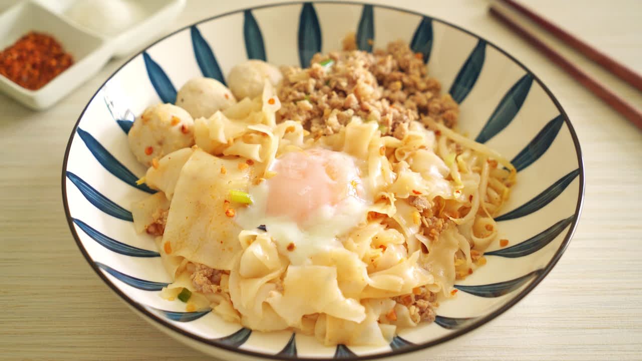 다진 돼지 고기, 미트볼, 계란을 곁들인 말린 매운 국수