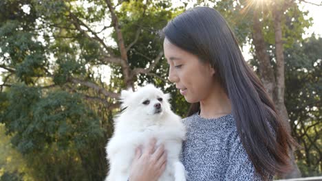 Asiatische-Frau-Mit-Ihrem-Hund-Im-Park