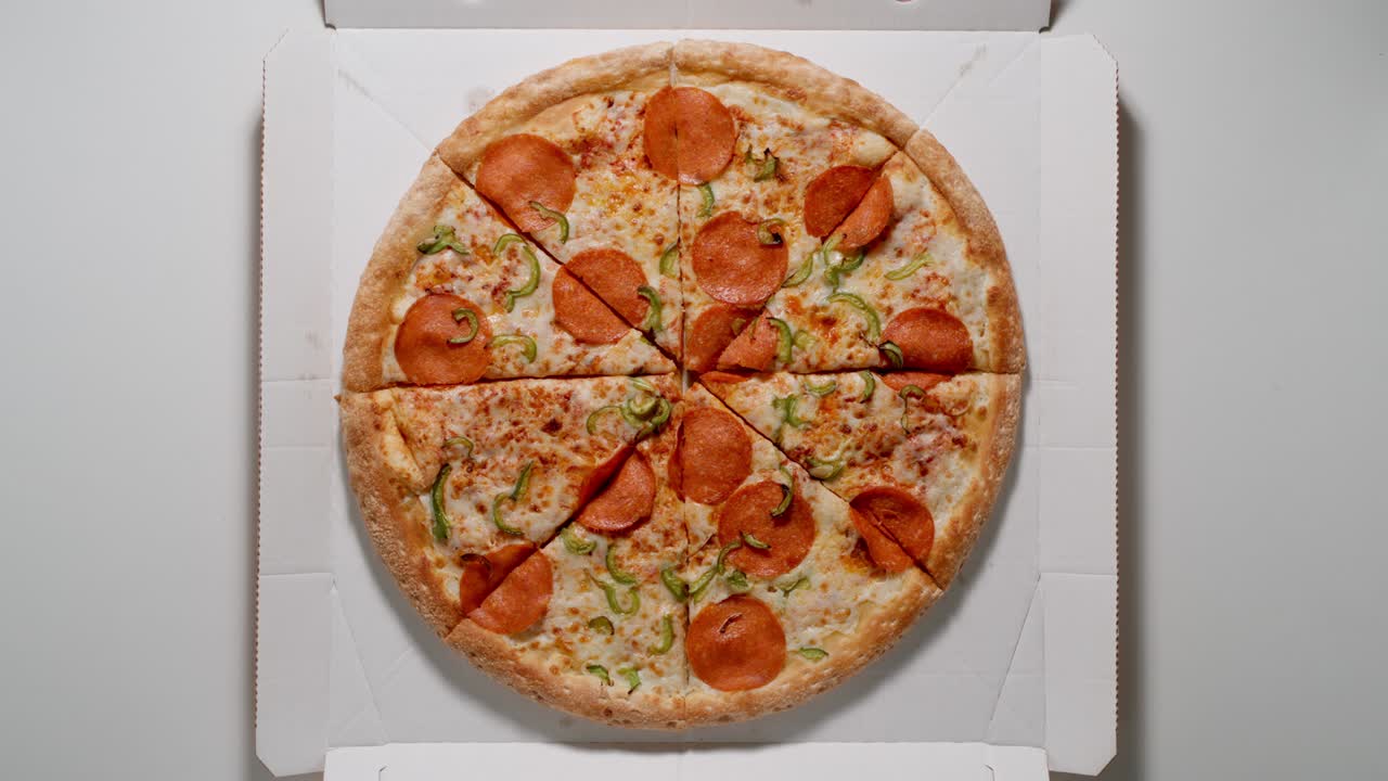 인간의 손은 종이 상자에서 피자 조각을 꺼낸다.