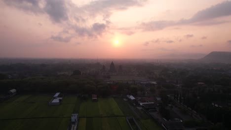vista aérea de la puesta de sol y la silueta del templo de prambanan, un templo hindú en indonesia