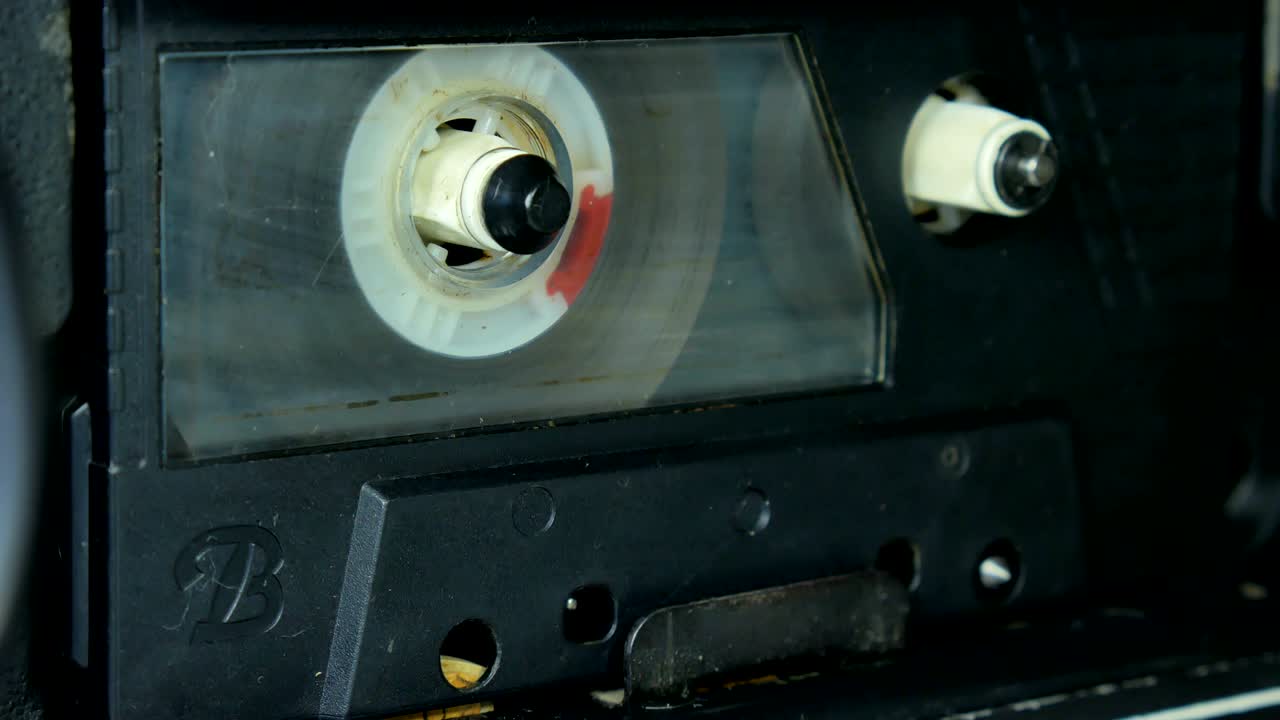 un viejo carrete de cassette de audio jugando.