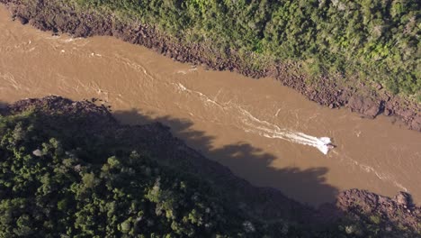 barco à vela navegando no rio iguaçu cercado por