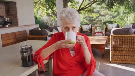 Mujer-Caucásica-Mayor-Pasando-Tiempo-Y-Bebiendo-Una-Bebida-En-El-Jardín