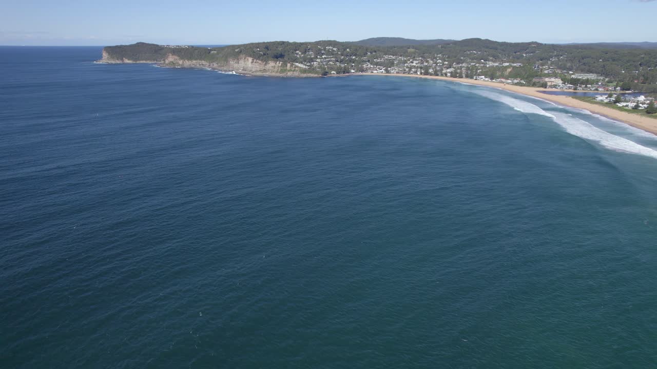 avoca playa vista desde el mar - pintoresca ciudad costera en la costa central de nueva gales del sur en australia