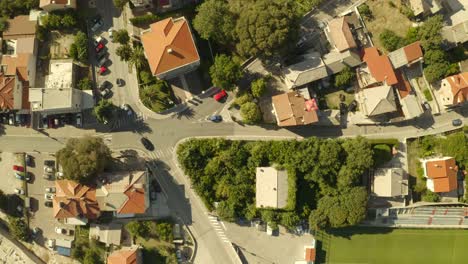 una hermosa vista del tráfico de la ciudad