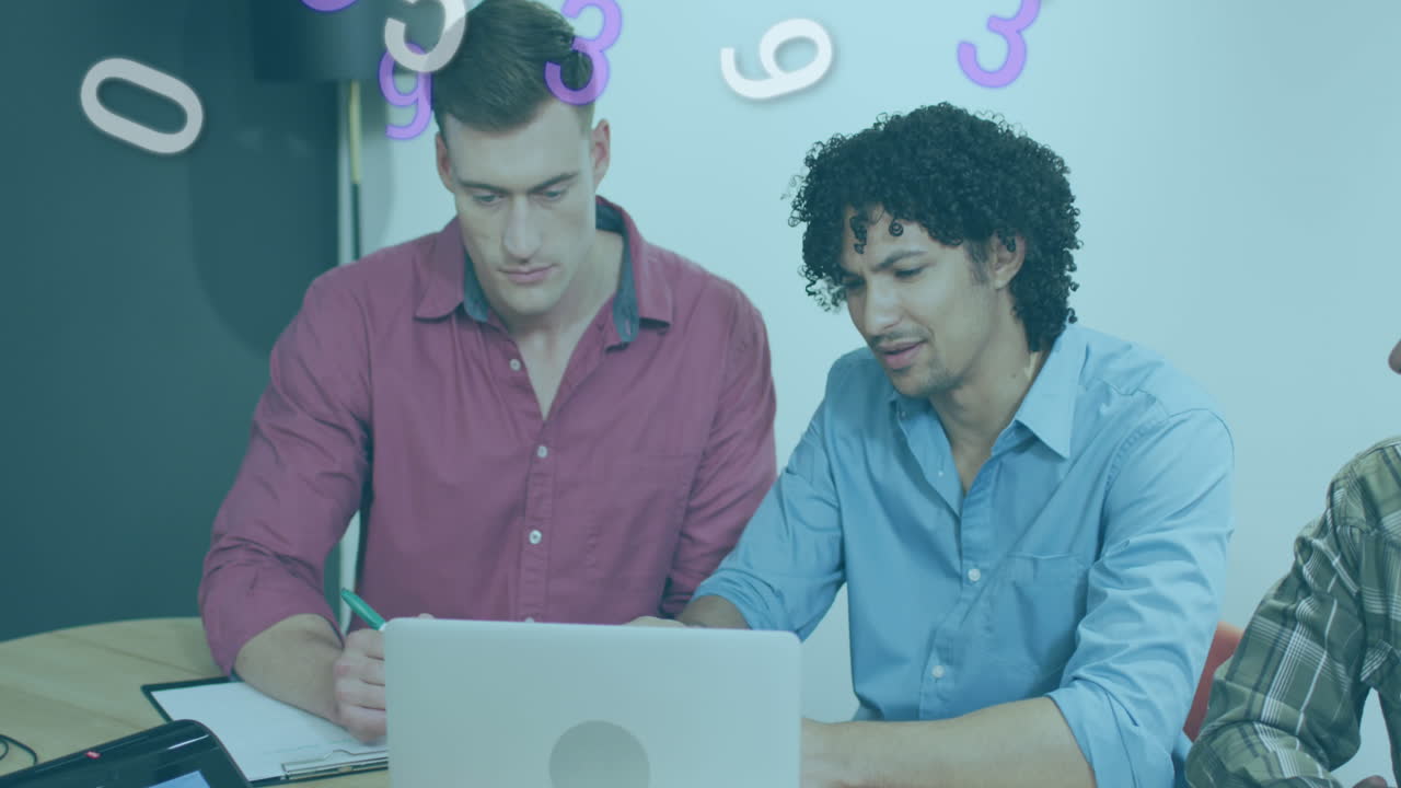 animación de números y procesamiento de datos sobre personas de negocios que trabajan en la oficina.