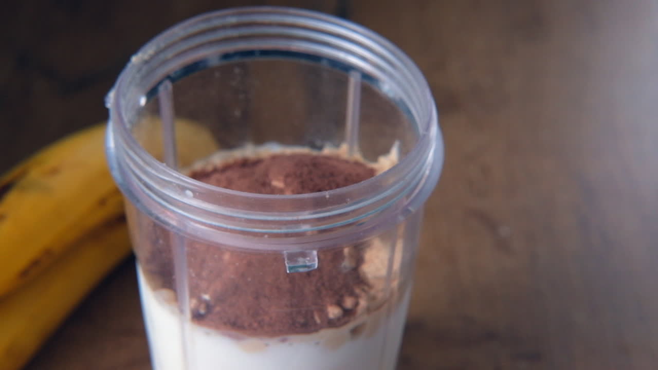 Kahvaltı smoothie bardağına vidalanmış blender kapağının yakın çekimi, sağlıklı beslenme.