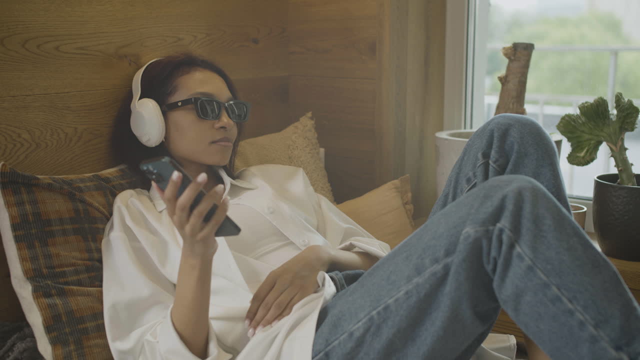 mujer ciega acostada en la cama