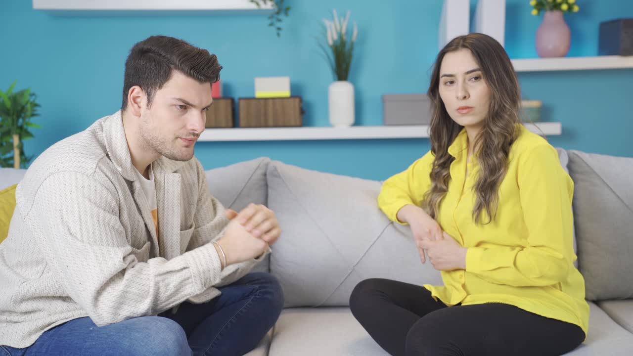 la pareja casada infeliz no habla entre sí, se ofenden, no se disculpan.