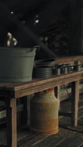 mesa de madera rústica con utensilios metálicos antiguos