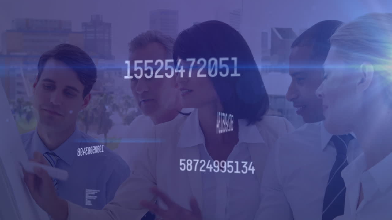 animación del procesamiento de datos sobre diversas personas de negocios que trabajan en la oficina