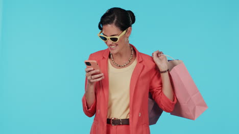 teléfono, bolsa de compras o mujer feliz en las redes sociales