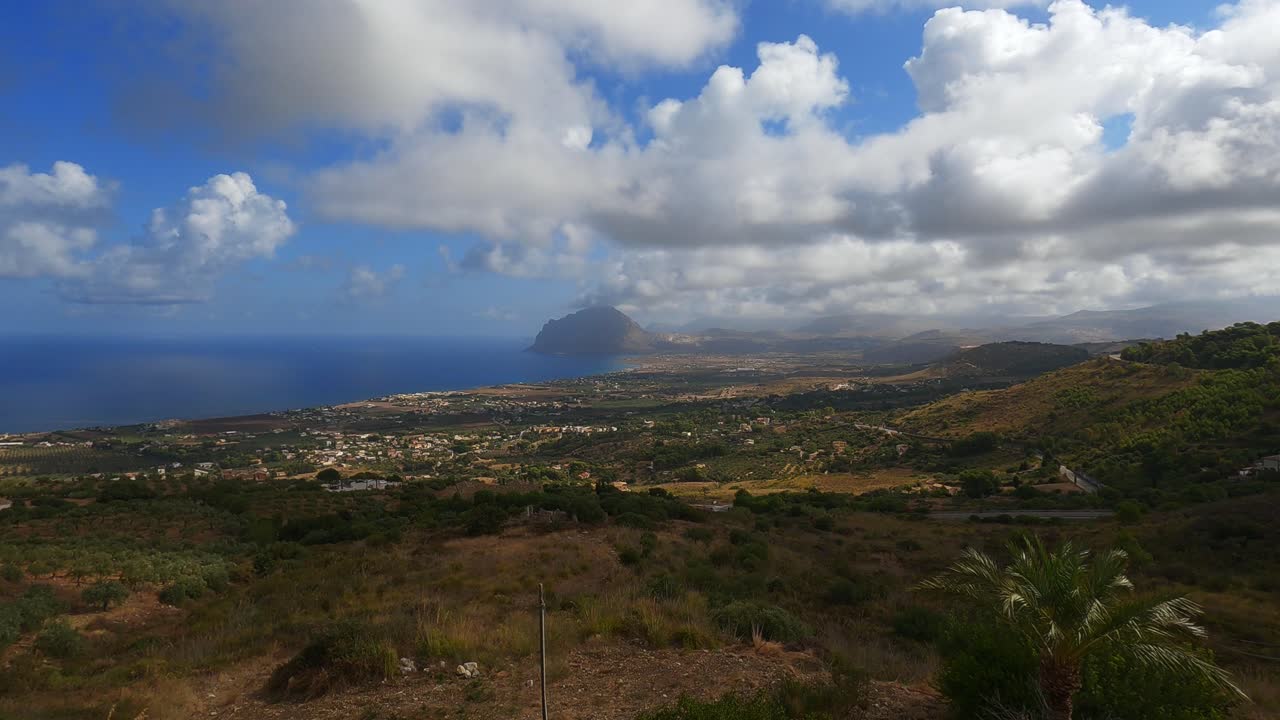 Splendido time-lapse aereo della riserva naturale siciliana di Monte Cofano vicino a San Vito Lo Capo in Italia