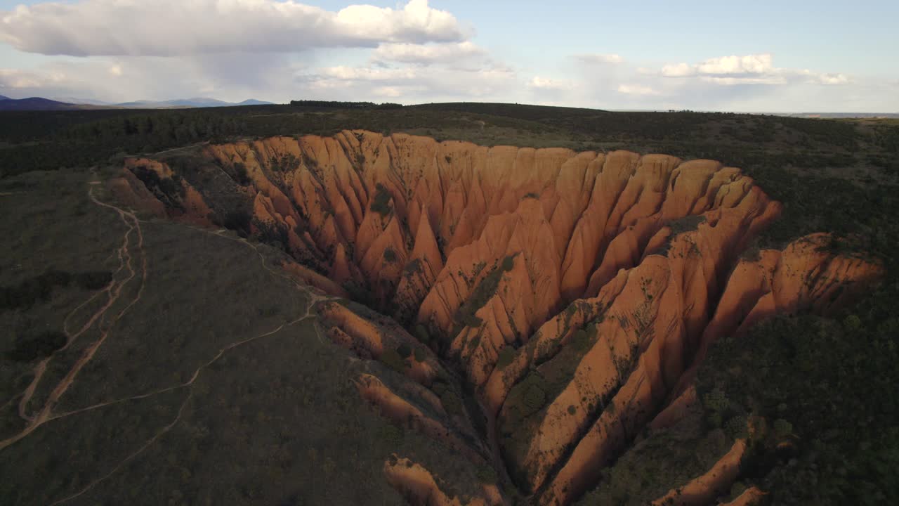 vuelo de drones sobre la formación de rocas de arena caliza del desierto de cárcavas al atardecer, españa