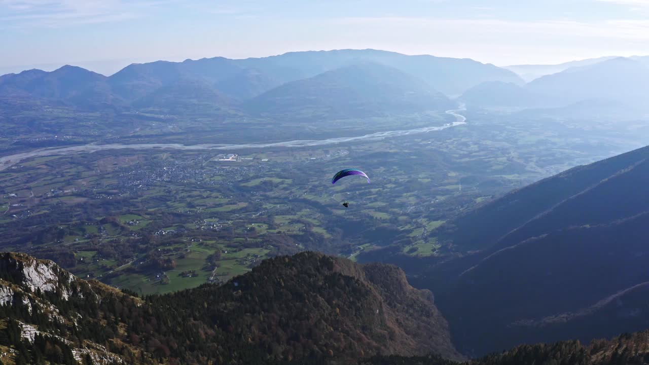 colorido parapente gire a la izquierda en el aire, deporte de aventura aéreo, río piave