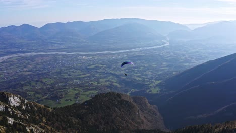 Bunter-Gleitschirm,-Links-Abbiegen-In-Der-Luft,-Abenteuersport-Antenne,-Piave-Fluss