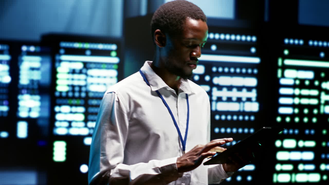 especialistas ejecutando escaneos de servidores de cuchillas