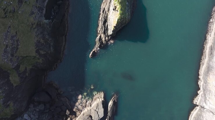 Dunlough Fort, vista a volo d'uccello dalle rocce, ripresa cinematografica con drone in 4K - Co.