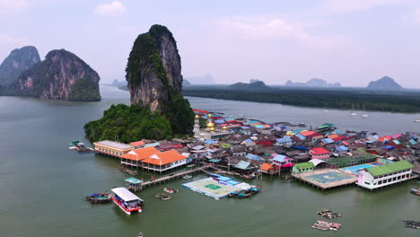 Colorido-Pueblo-Flotante-En-La-Bahía-De-Phang-Nga-En-Tailandia-Con-Barcos