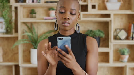 Confundida,-Startup-O-Mujer-Negra-Con-Teléfono