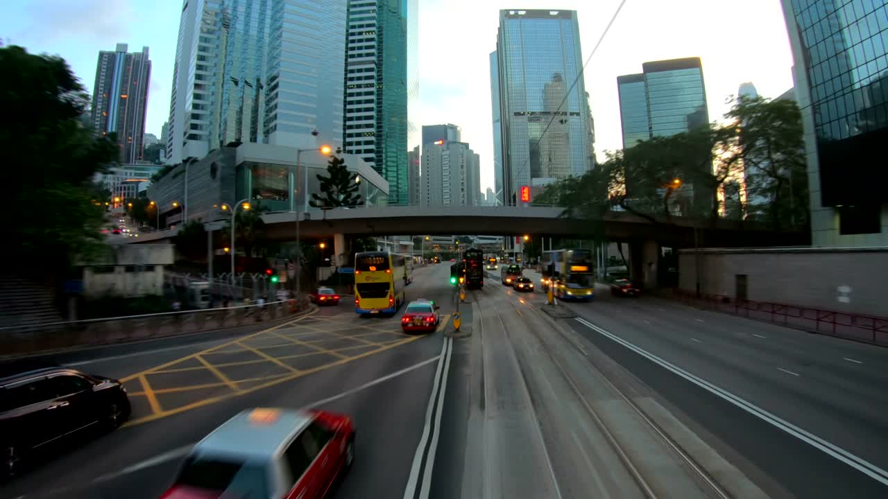 트램 도로 에서 볼 수 있는 홍콩 도시 의 비는 거리 들