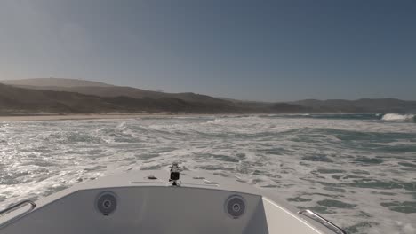 Aufregender-POV:-Motorbootfahren-In-Sonnigen-Shorebreak-Wildwasser-Surfwellen