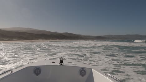 emocionante punto de vista: paseos en lancha en la costa soleada romper olas de surf de aguas bravas