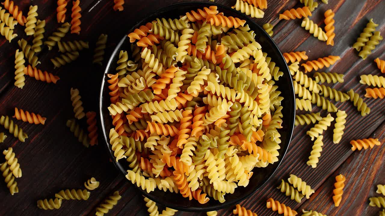 macarrones colocados en un gran tazón negro