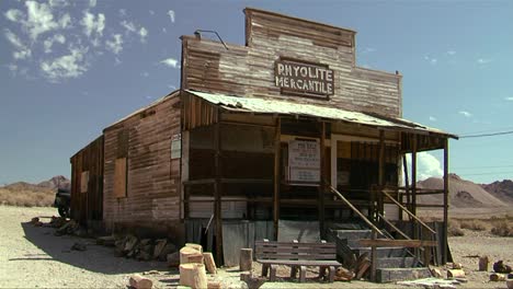 un edificio abandonado en el viejo pueblo fantasma de riolita nevada cerca del parque nacional del valle de la muerte