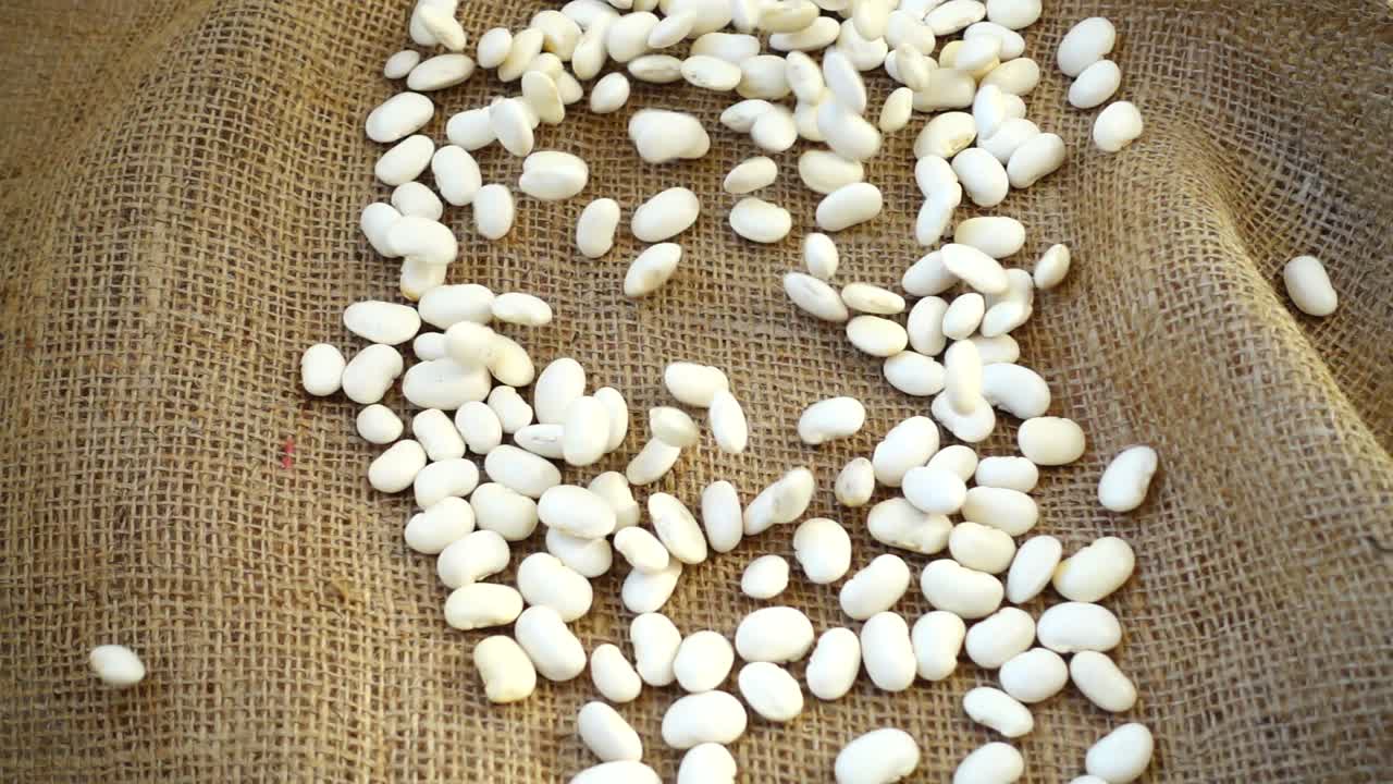Caduta di fagioli su tela di juta. Rallentatore