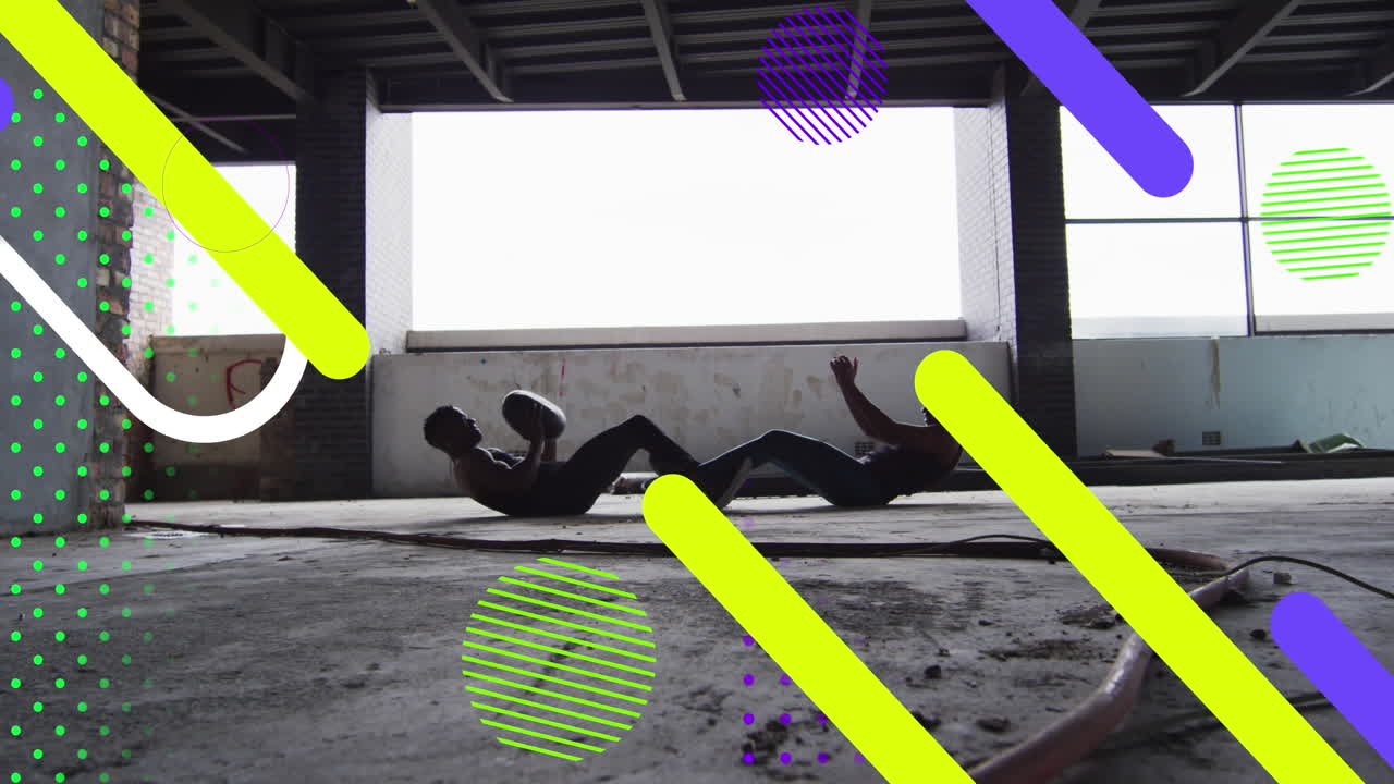 múltiples formas abstractas contra hombre y mujer afroamericanos trabajando con una pelota de medicina