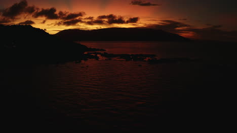 cielo anaranjado brillante de la puesta del sol sobre las islas tropicales y el océano en australia