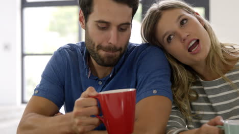 Pareja-Feliz-Descansando-Juntos